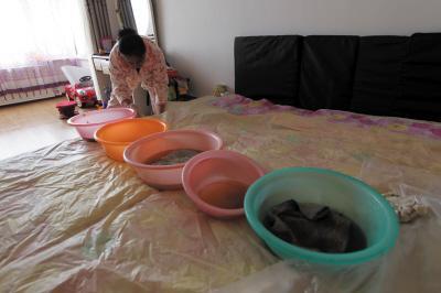 达日楼上漏水，住户失联，小区没物管，业主维权难！律师来支招……